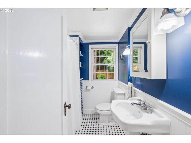 2625 Sw BRAE MAR Ct, Portland, OR 97201