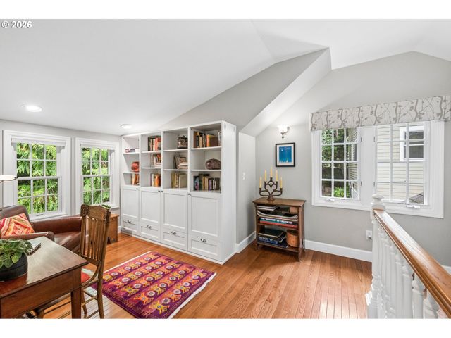 2625 Sw BRAE MAR Ct, Portland, OR 97201