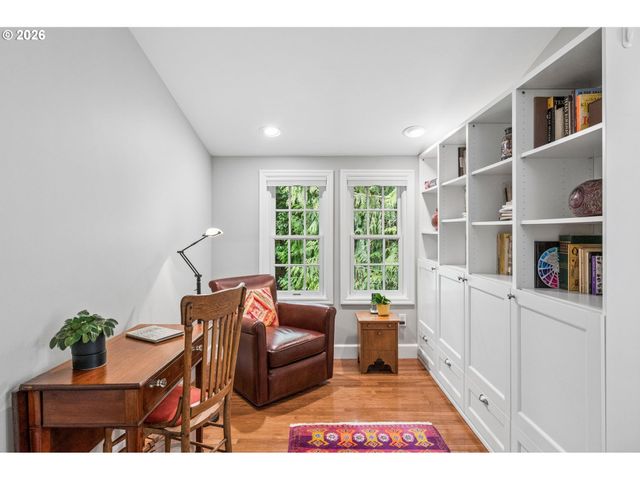 2625 Sw BRAE MAR Ct, Portland, OR 97201