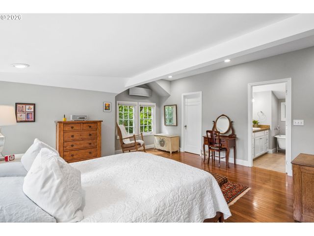 2625 Sw BRAE MAR Ct, Portland, OR 97201