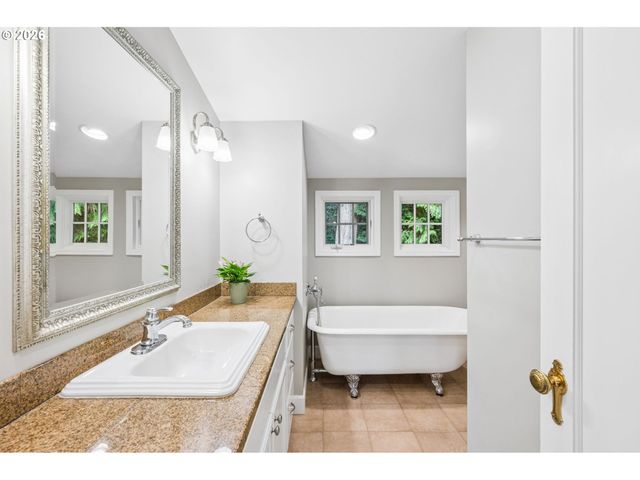2625 Sw BRAE MAR Ct, Portland, OR 97201