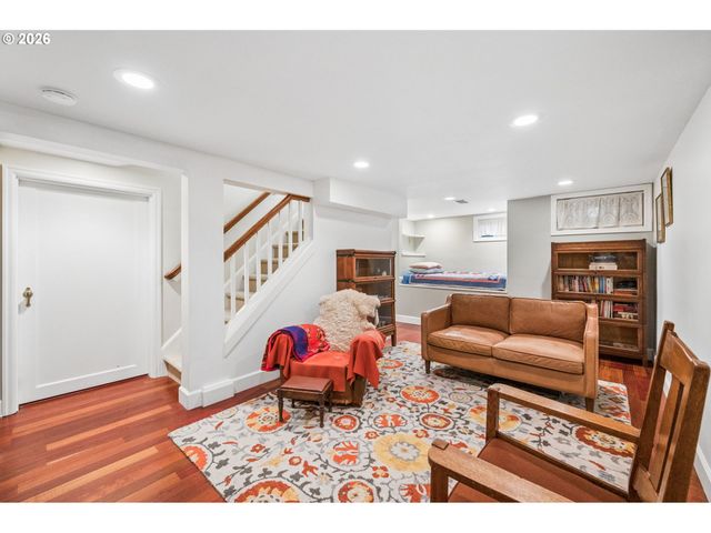 2625 Sw BRAE MAR Ct, Portland, OR 97201