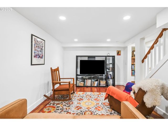 2625 Sw BRAE MAR Ct, Portland, OR 97201