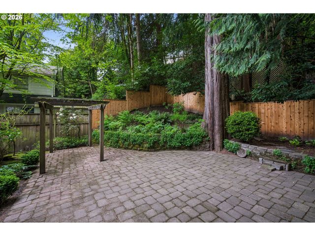2625 Sw BRAE MAR Ct, Portland, OR 97201