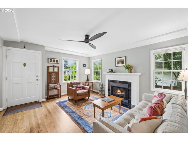 2625 Sw BRAE MAR Ct, Portland, OR 97201
