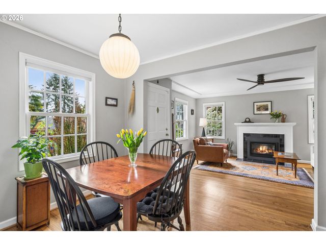 2625 Sw BRAE MAR Ct, Portland, OR 97201