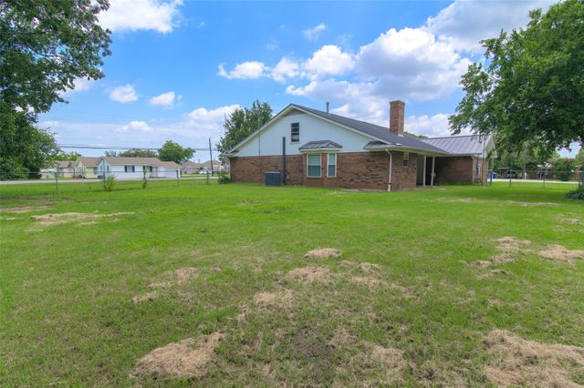 301 E 6th Street, Krum, TX 76249