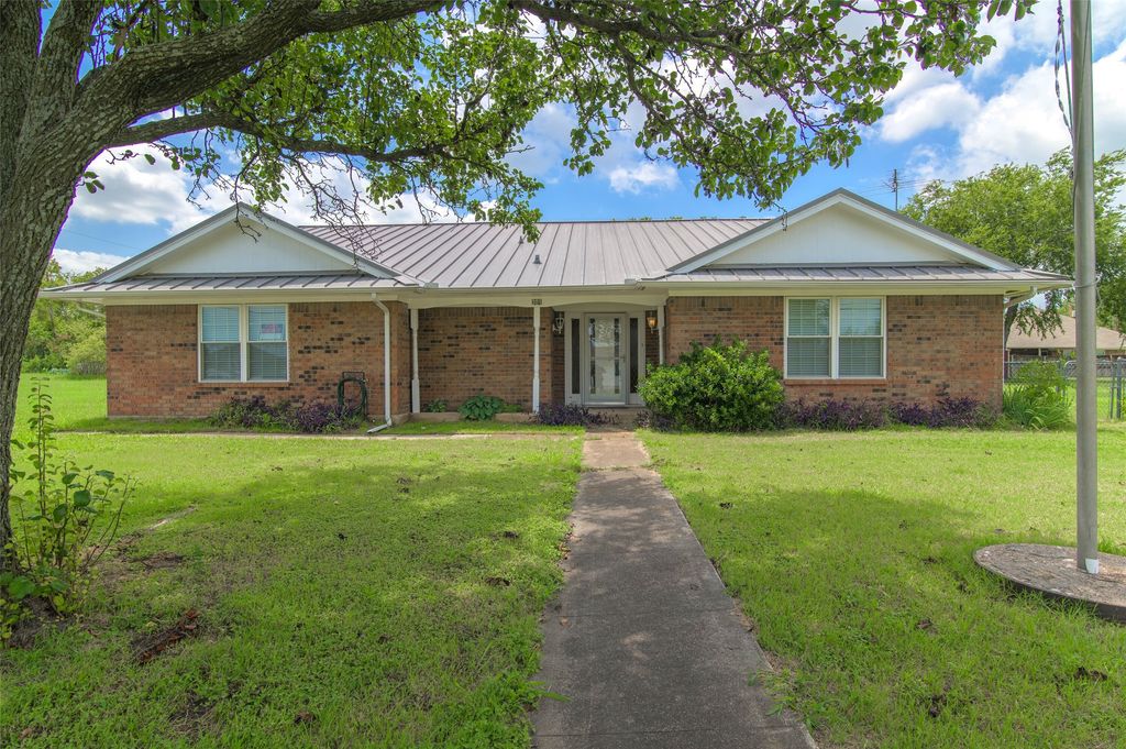 301 E 6th Street, Krum, TX 76249