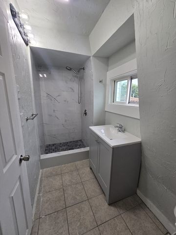 67 Farnham St 3, Lawrence, MA 01843