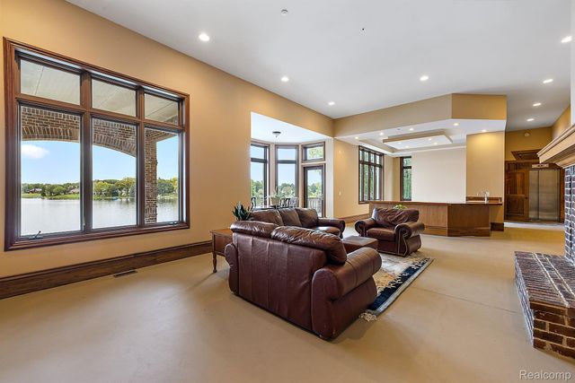 10399 LAKESHORE Drive E, Goodrich Vlg, MI 48438