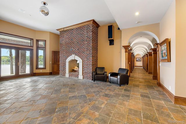 10399 LAKESHORE Drive E, Goodrich Vlg, MI 48438