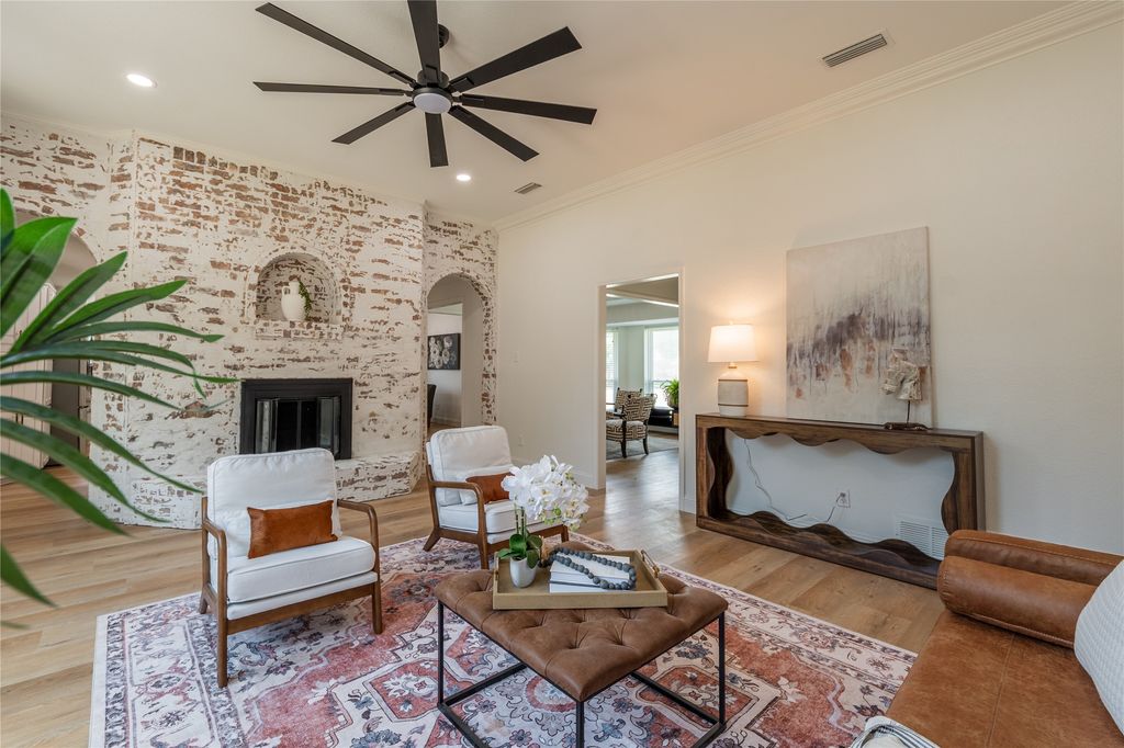 2052 Parkridge Drive, Hurst, TX 76054