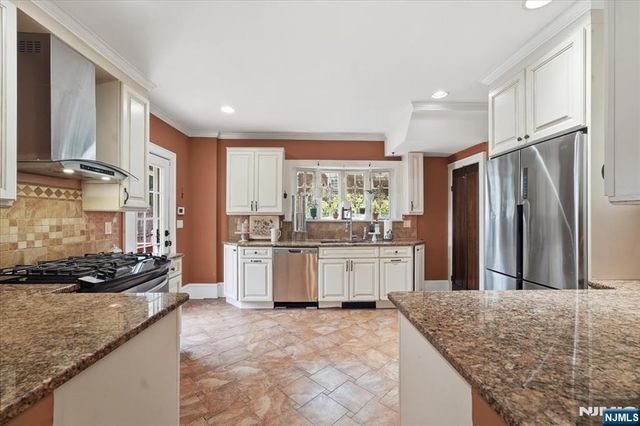 187 Kings Court, Teaneck, NJ 07666