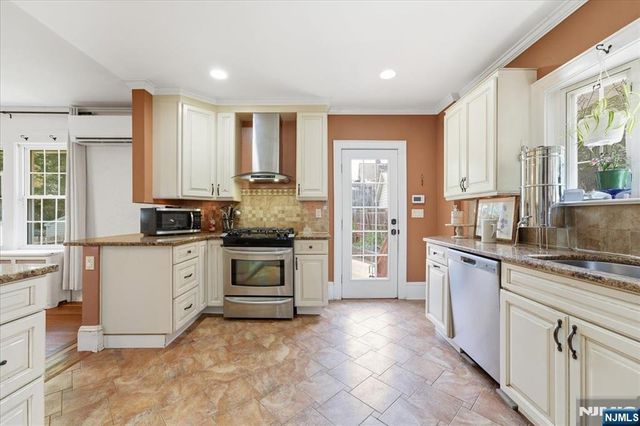 187 Kings Court, Teaneck, NJ 07666