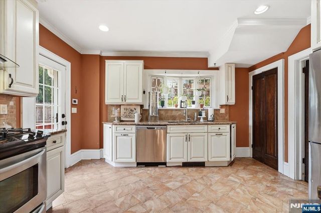 187 Kings Court, Teaneck, NJ 07666