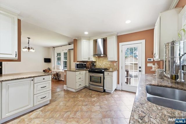 187 Kings Court, Teaneck, NJ 07666
