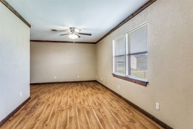 401 Ashwood Street, Azle, TX 76020