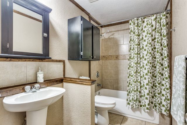 401 Ashwood Street, Azle, TX 76020
