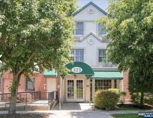 323 Willow Street 2J, Teaneck, NJ 07666