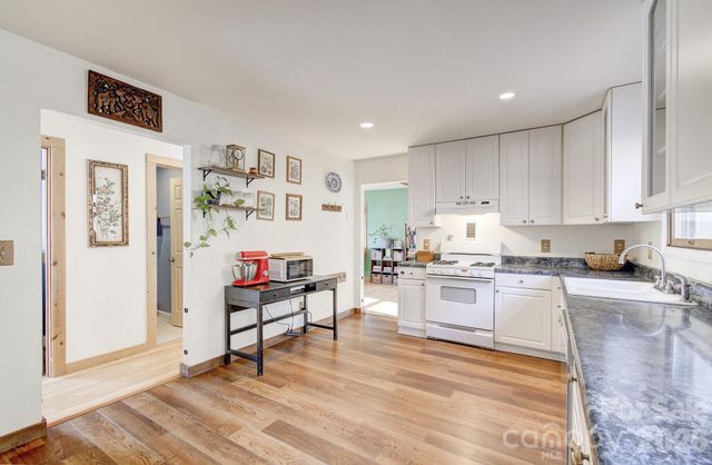 92 Arrowood Road, Weaverville, NC 28787