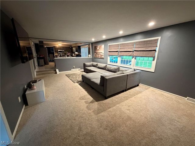 8120 Daventree Drive, Brecksville, OH 44141