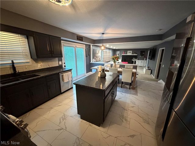 8120 Daventree Drive, Brecksville, OH 44141