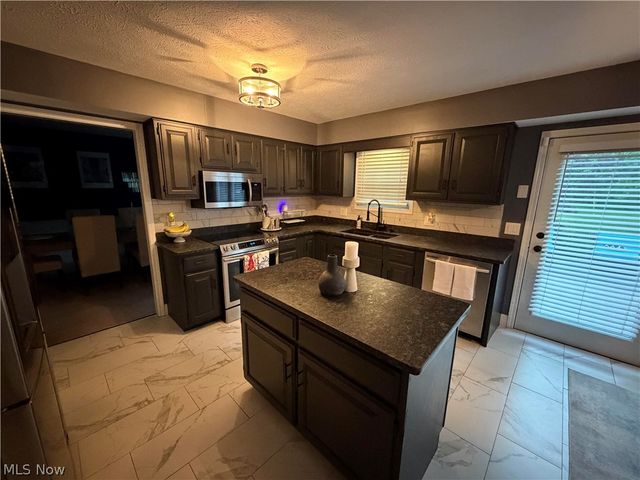 8120 Daventree Drive, Brecksville, OH 44141