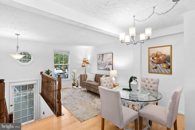 1594 WOODCREST DR, Reston, VA 20194
