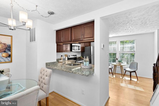 1594 WOODCREST DR, Reston, VA 20194