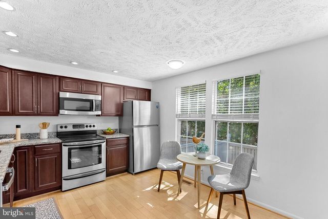 1594 WOODCREST DR, Reston, VA 20194
