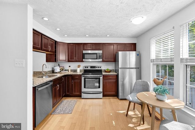 1594 WOODCREST DR, Reston, VA 20194