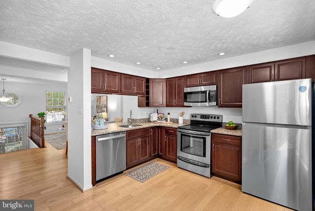 1594 WOODCREST DR, Reston, VA 20194