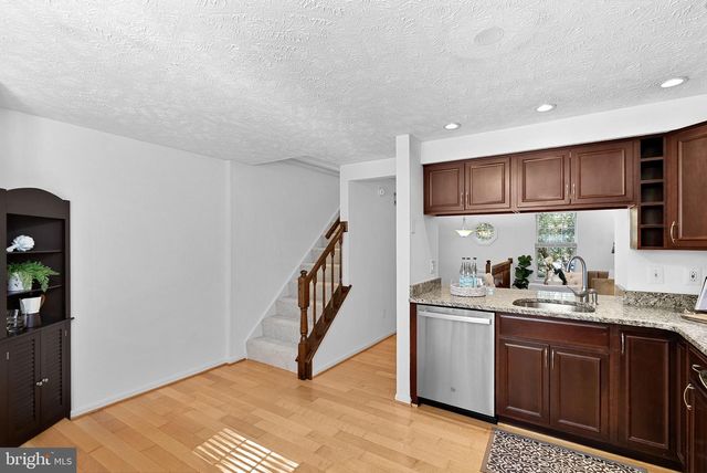 1594 WOODCREST DR, Reston, VA 20194