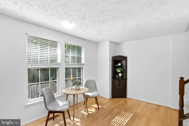 1594 WOODCREST DR, Reston, VA 20194