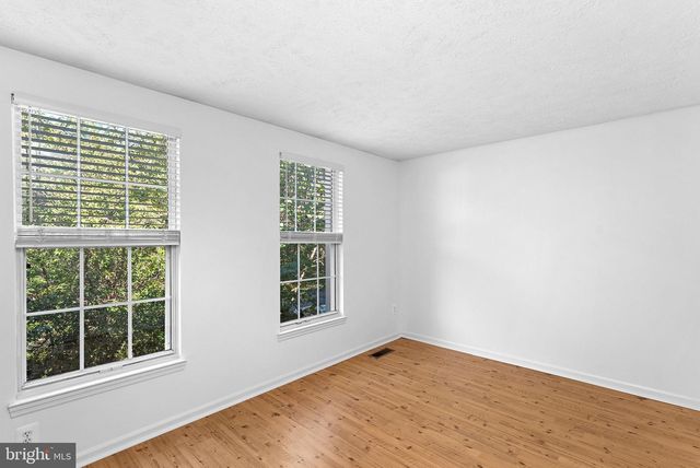 1594 WOODCREST DR, Reston, VA 20194