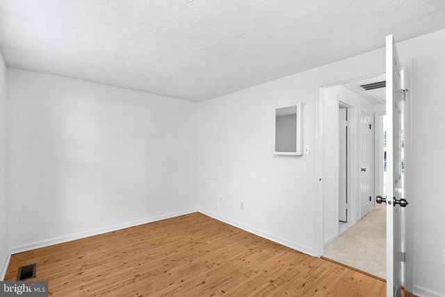 1594 WOODCREST DR, Reston, VA 20194