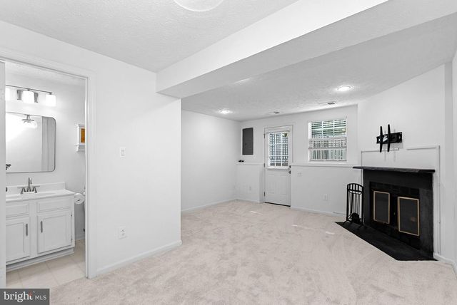 1594 WOODCREST DR, Reston, VA 20194