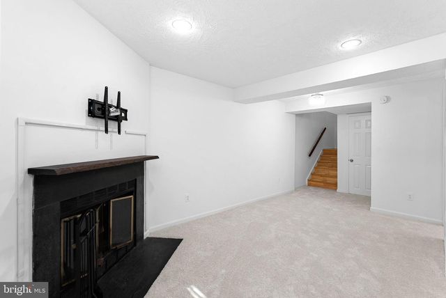 1594 WOODCREST DR, Reston, VA 20194