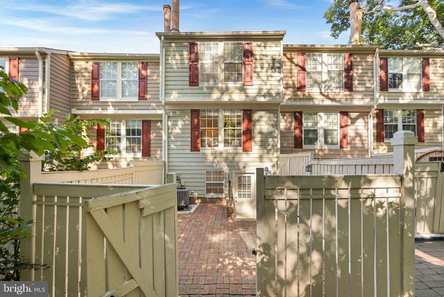 1594 WOODCREST DR, Reston, VA 20194