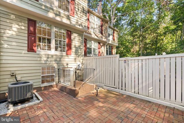 1594 WOODCREST DR, Reston, VA 20194