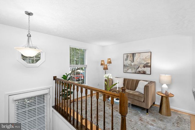 1594 WOODCREST DR, Reston, VA 20194