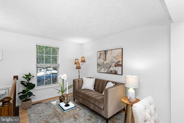 1594 WOODCREST DR, Reston, VA 20194