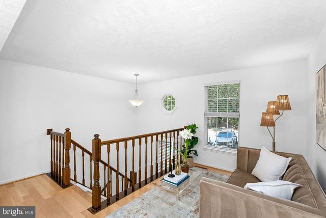 1594 WOODCREST DR, Reston, VA 20194