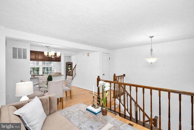 1594 WOODCREST DR, Reston, VA 20194