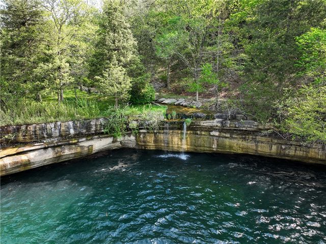 11 County Road 1089, Eureka Springs, AR 72632