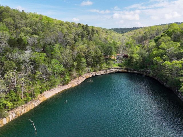 11 County Road 1089, Eureka Springs, AR 72632