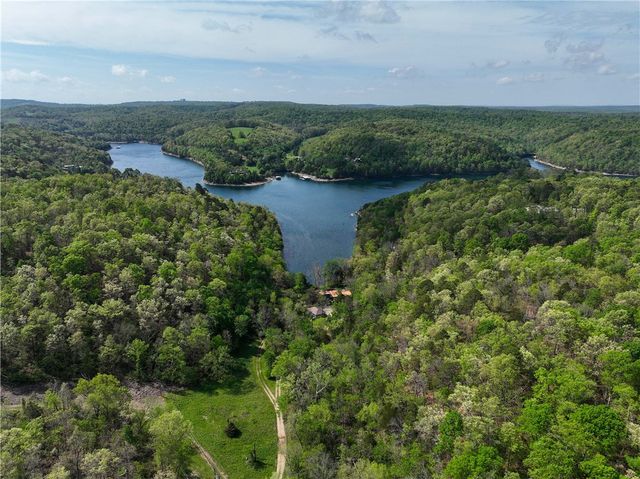 11 County Road 1089, Eureka Springs, AR 72632