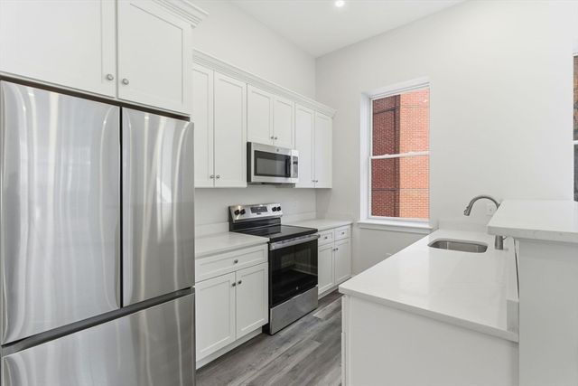 19-25 Essex 302, Haverhill, MA 01830