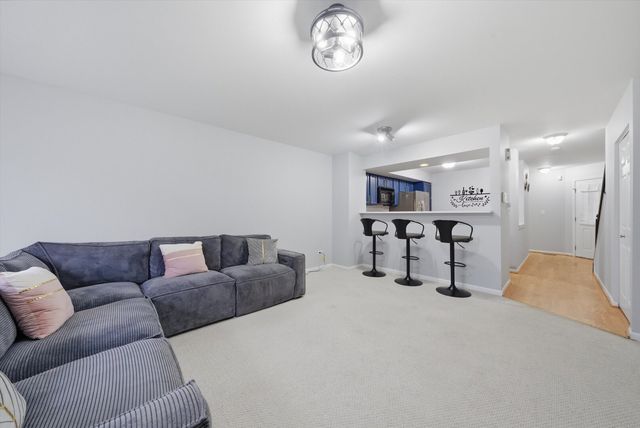 1939 Grove Avenue, Schaumburg, IL 60193