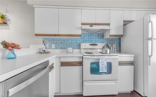 823 Seawinds LN, Virginia Beach, VA 23451